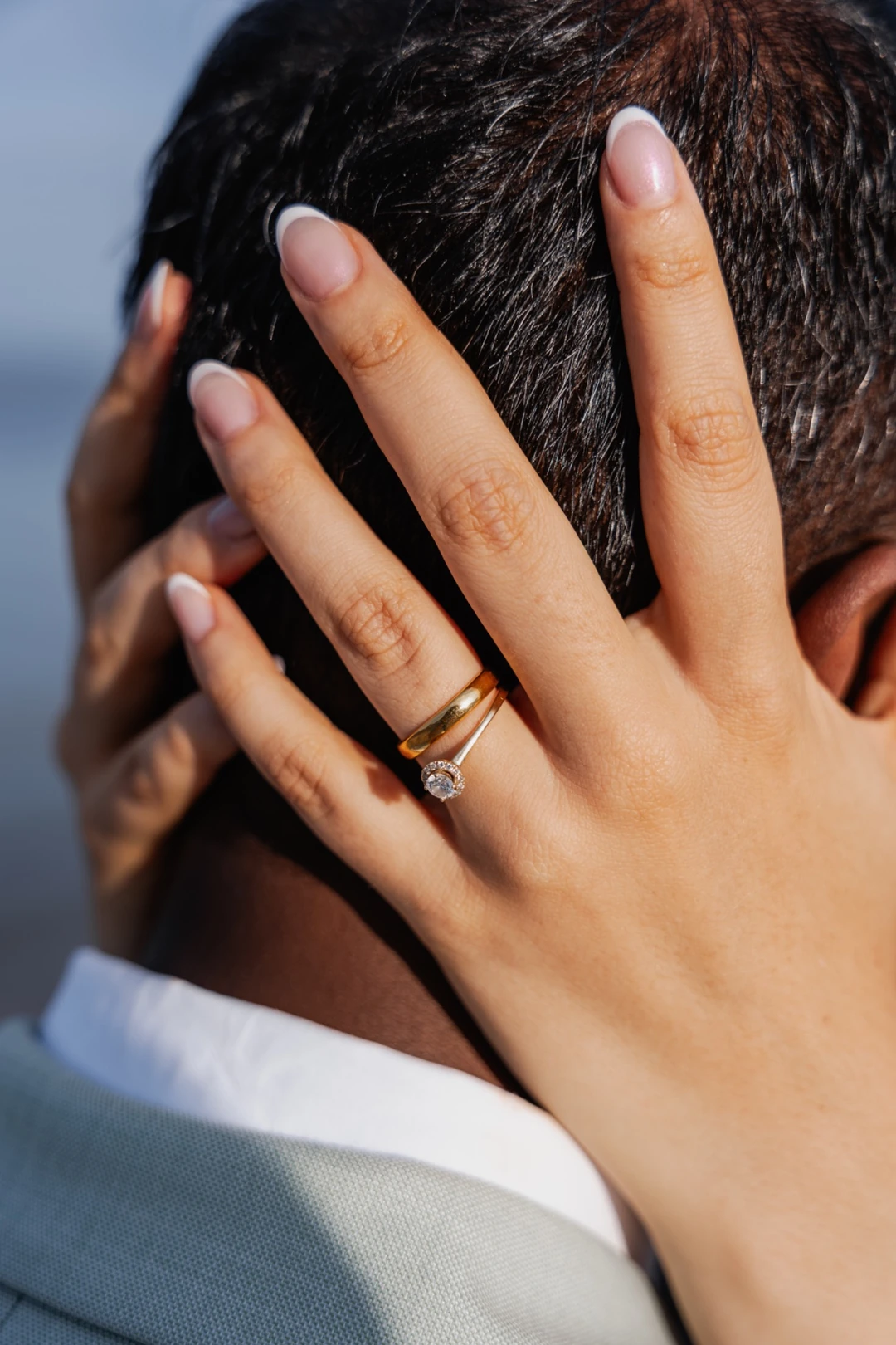 Nahaufnahme eines Eherings beim Hochzeitspaarshooting